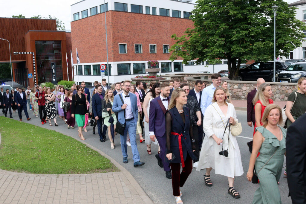 103 absolventi saņem diplomu