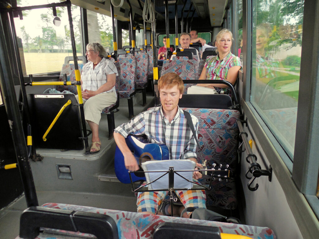 Aicinām doties braucienos ar Muzikālajiem autobusiem un apmeklēt Skanošās pieturas