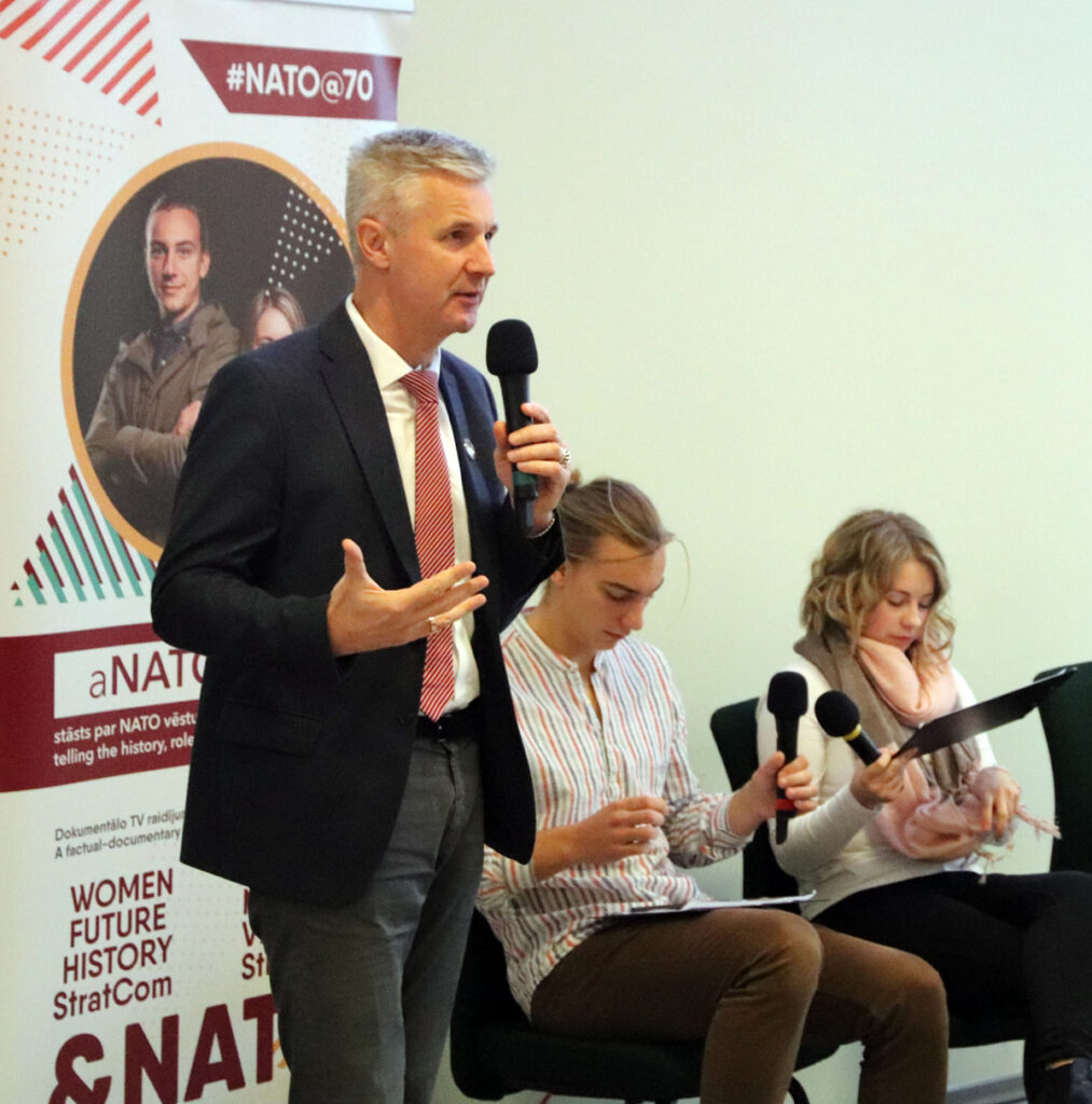Aizsardzības ministrs piedalās diskusijā par NATO