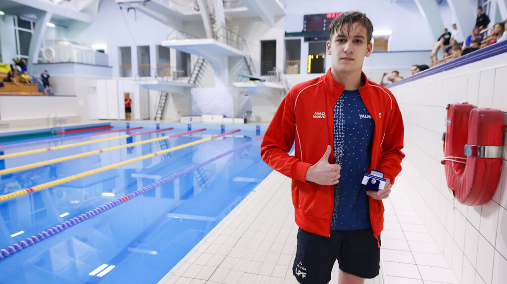 Alberts Hmeļevskis  saņem sporta meistara apliecību