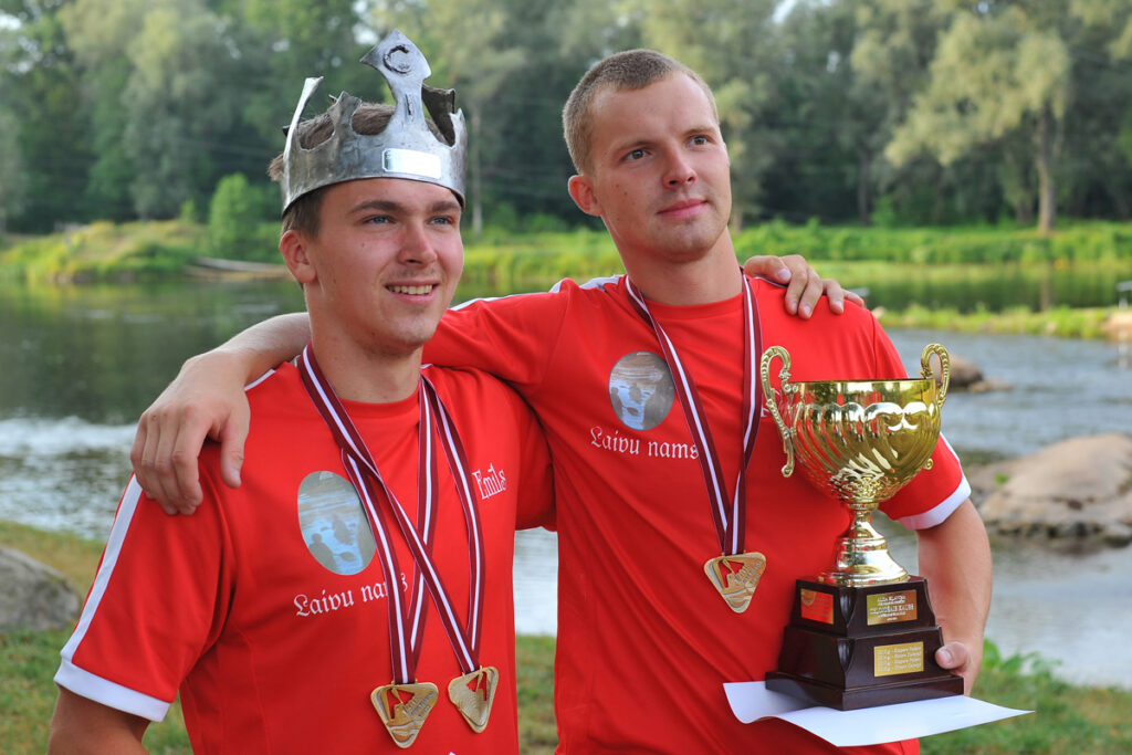 Alda Kļaviņa kausa ceļojošās trofejas paliek Valmierā