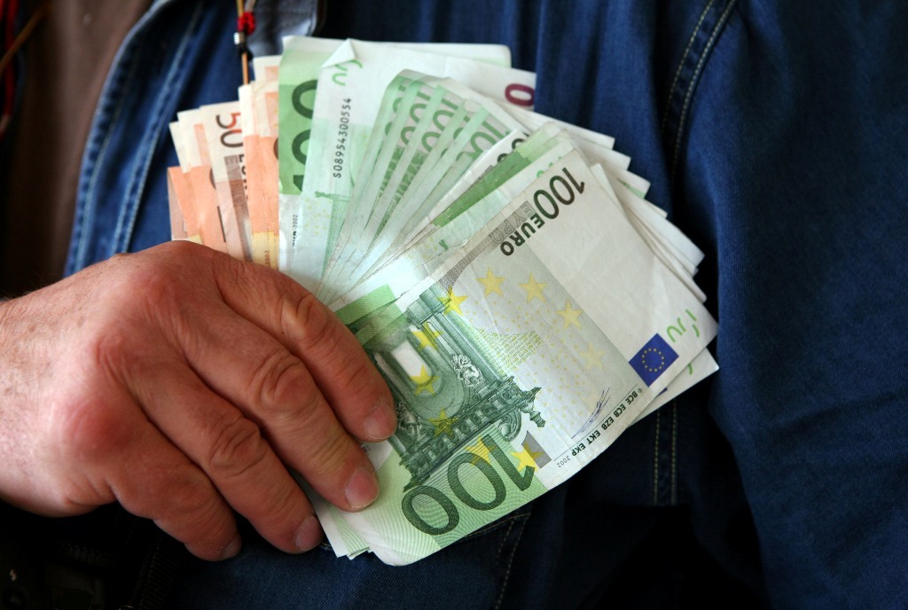 Amatpersonu deklarācijās ieskatoties