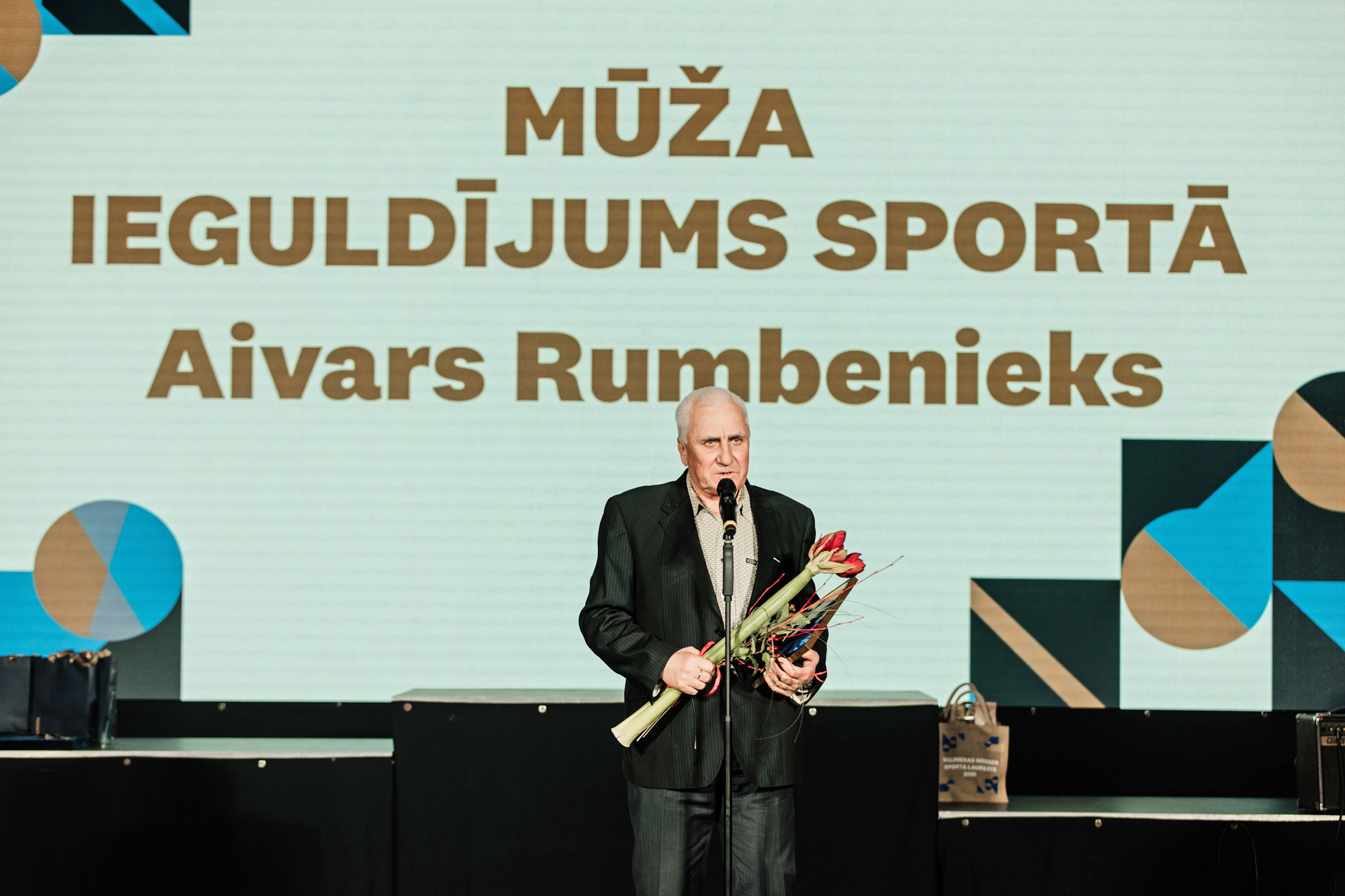 Apbalvojums «Mūža ieguldījums sportā» – soļotājam un trenerim Aivaram Rumbeniekam