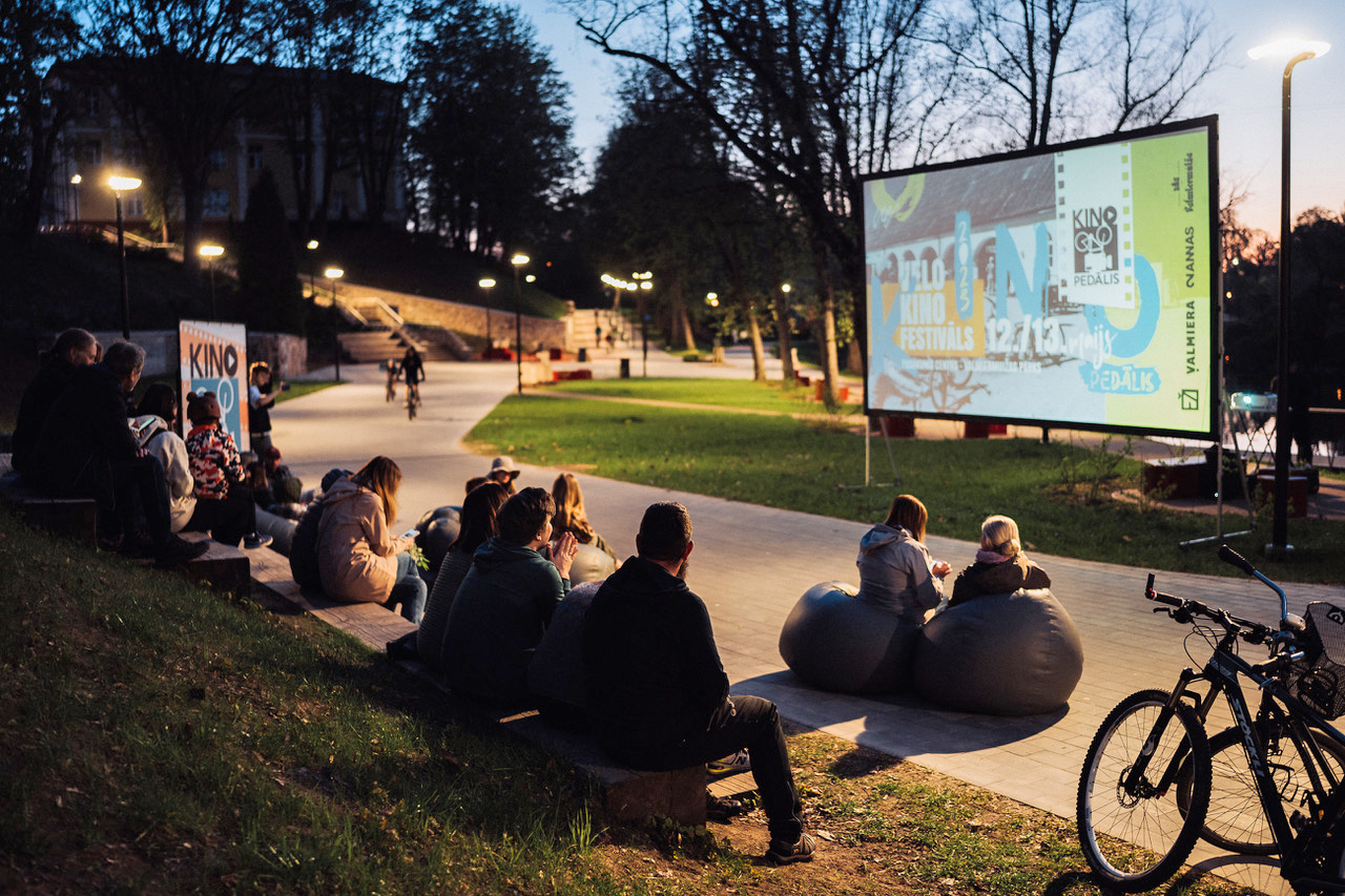 Apvienojot velobraukšanu ar kino