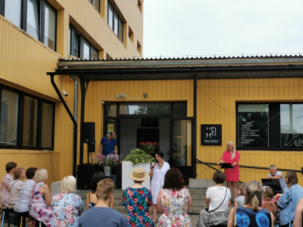 Ar devīzi Redzēt. Domāt. Radīt