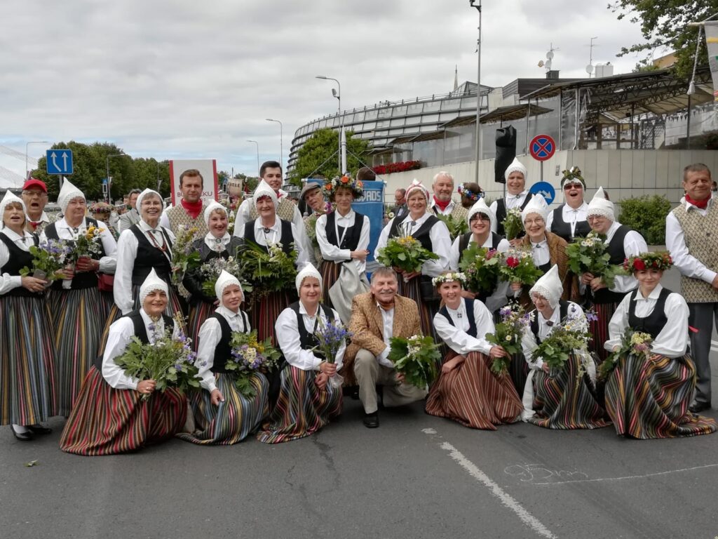 Ar dziesmu pret slimību!