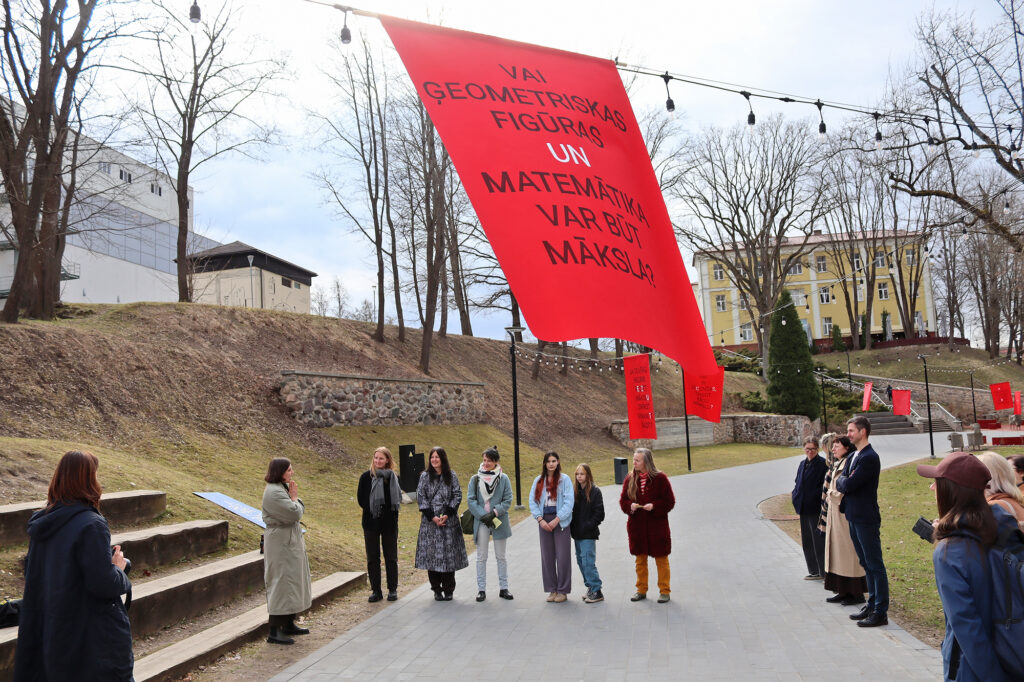 Ar koši sarkaniem akcentiem atklāta Mākslas nedēļa