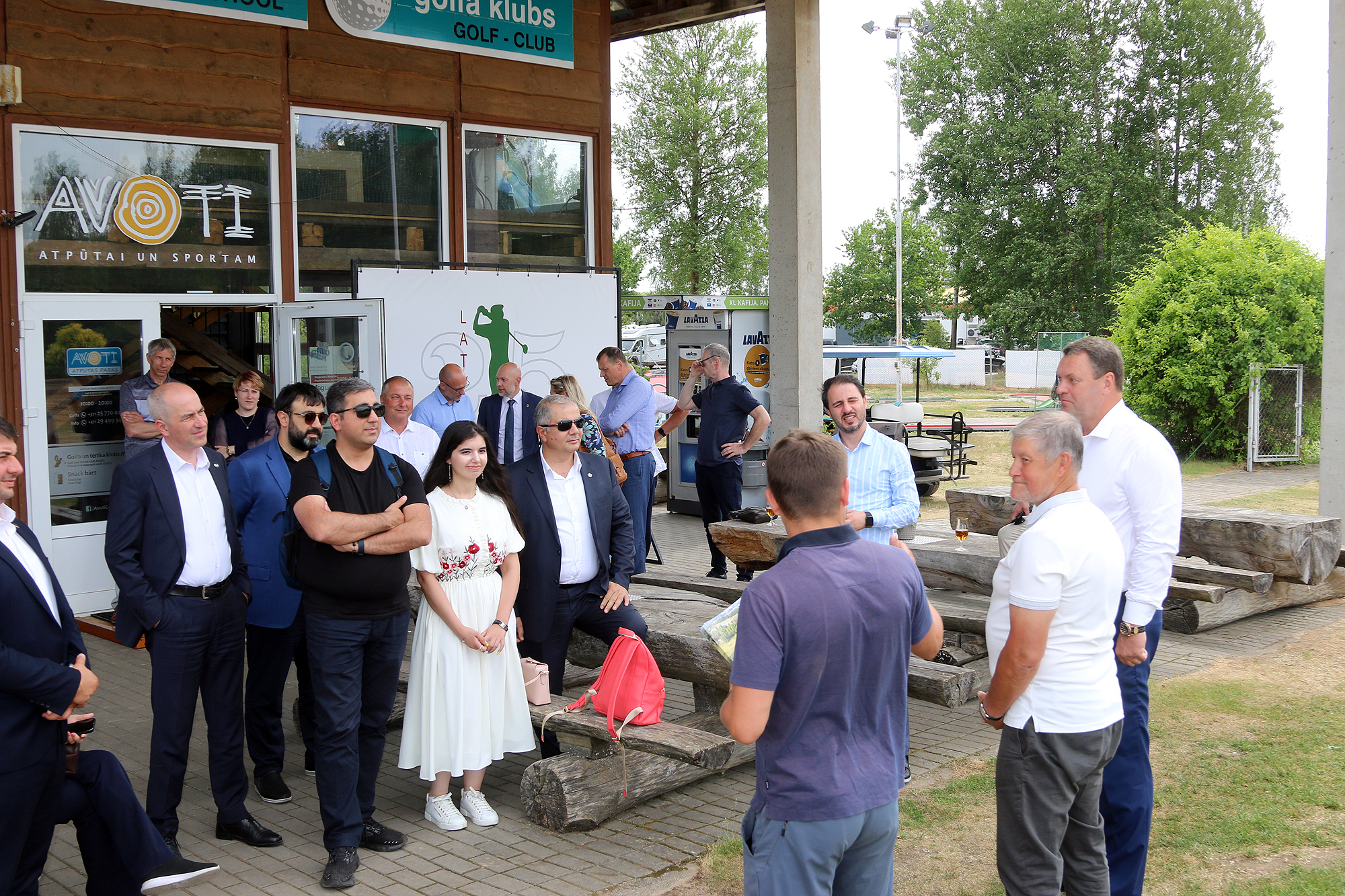 Ar lietišķu attieksmi