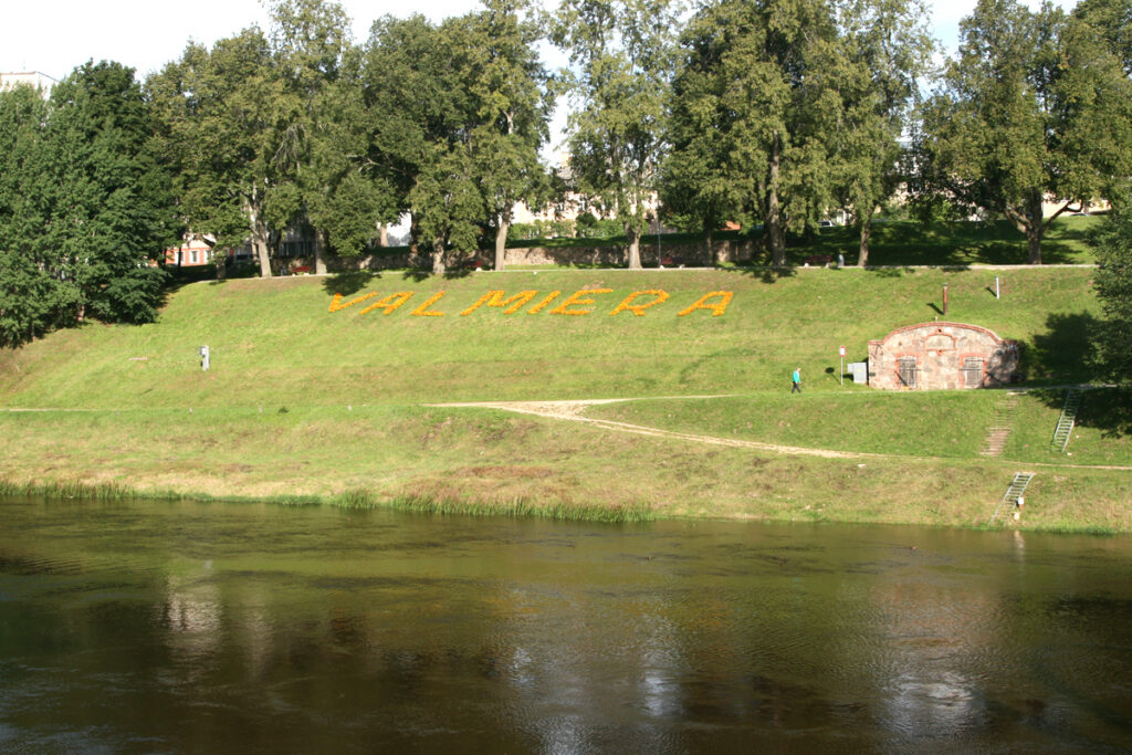 Ar puķēm rakstīts Valmieras vārds