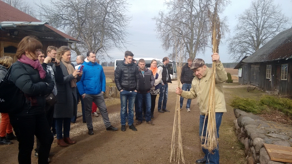 Ar stipriem papīriem kabatā