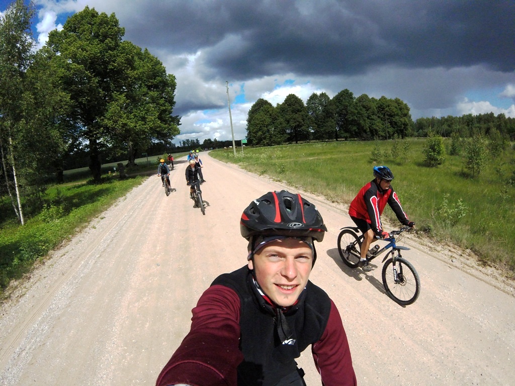 Ar velo un draugiem pa skaistiem laukiem