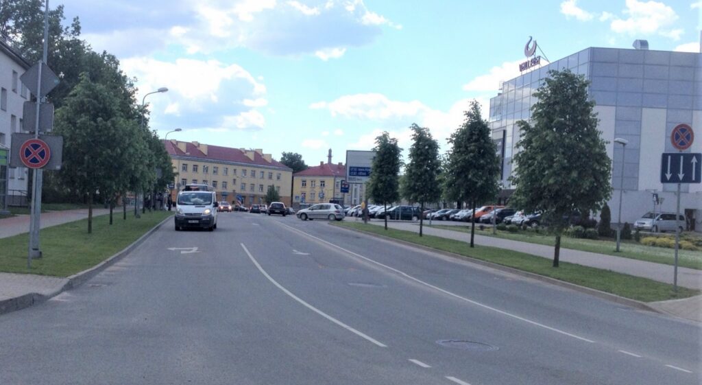 Atjaunos Rīgas un Cēsu ielu asfaltbetona seguma virskārtu Valmierā