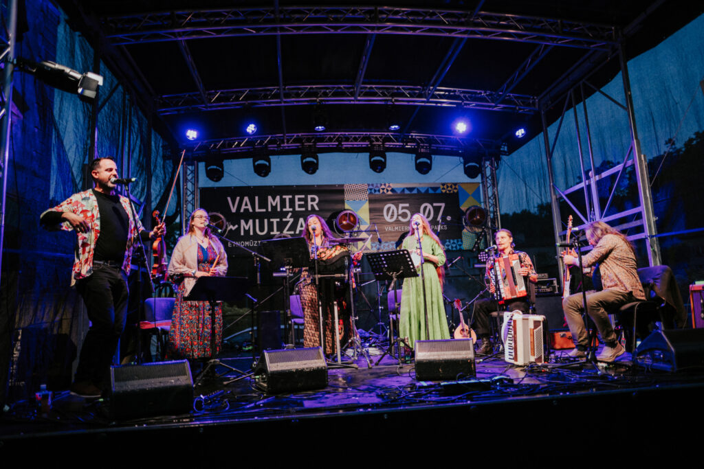 Atkal jaudīgi pagājis  Valmiermuižas etnomūzikas festivāls