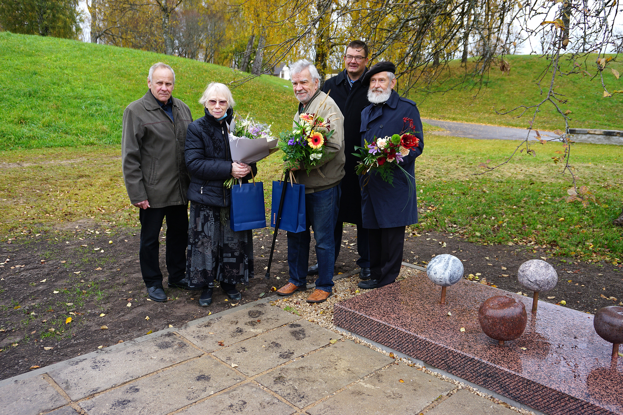 Atklāj kompozīciju “Nenovāktā raža”