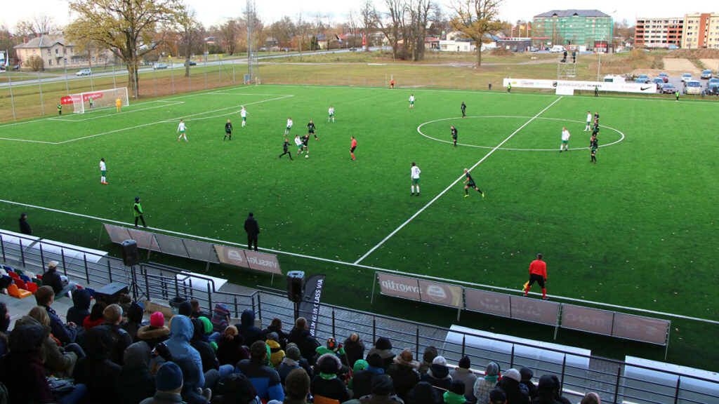 Atklāj pārbūvēto VOC futbola stadiona laukumu