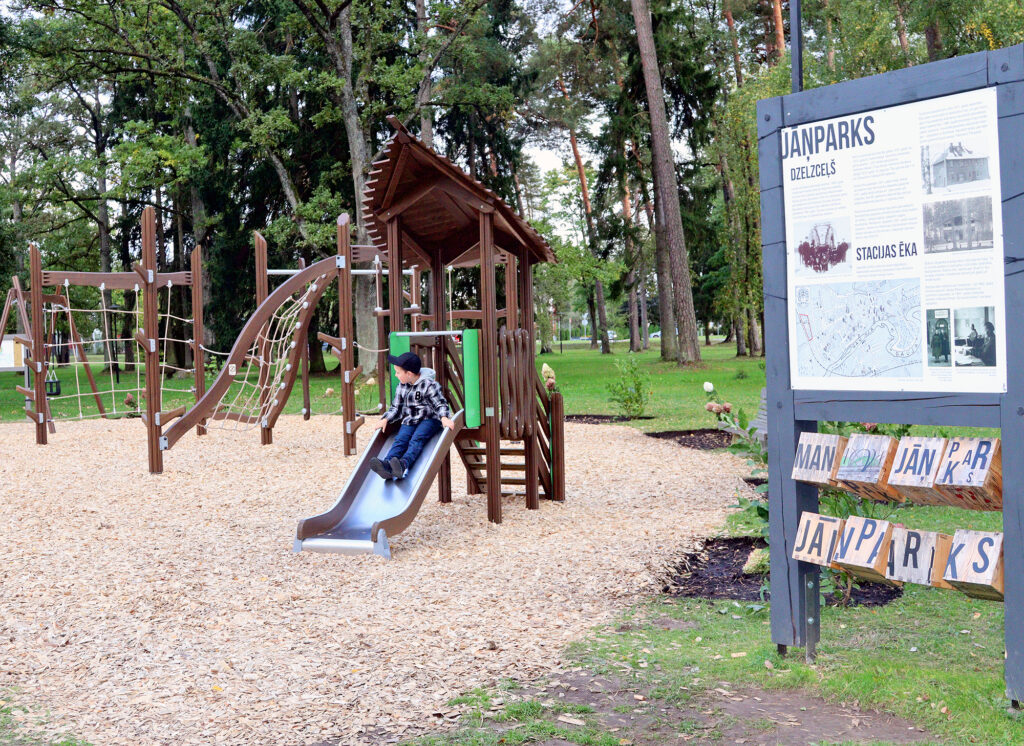 Atklāts bērnu laukumiņš  Jāņparkā