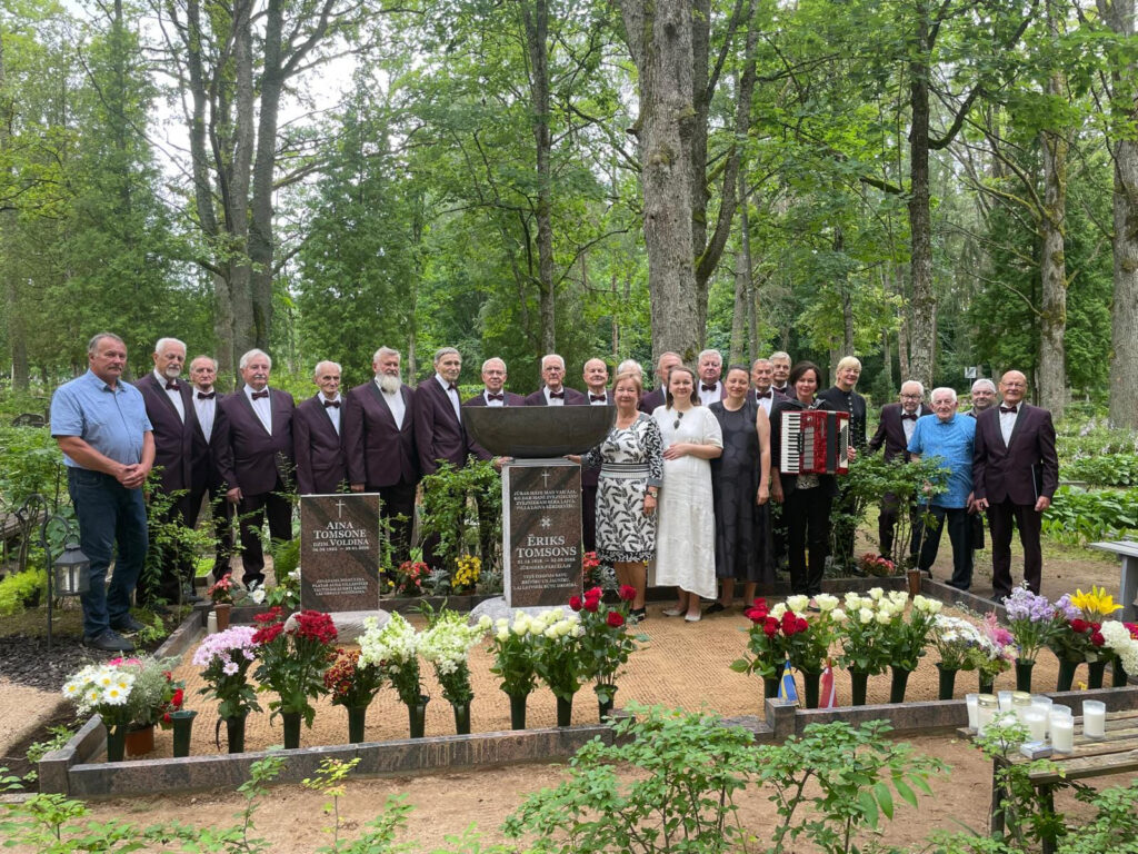 Atklāts piemiņas akmens Pārcēlājam