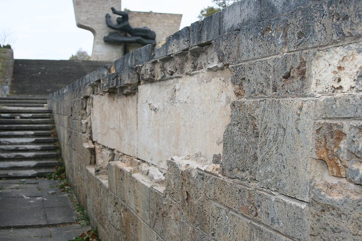 Atsākusies memoriāla apzagšana