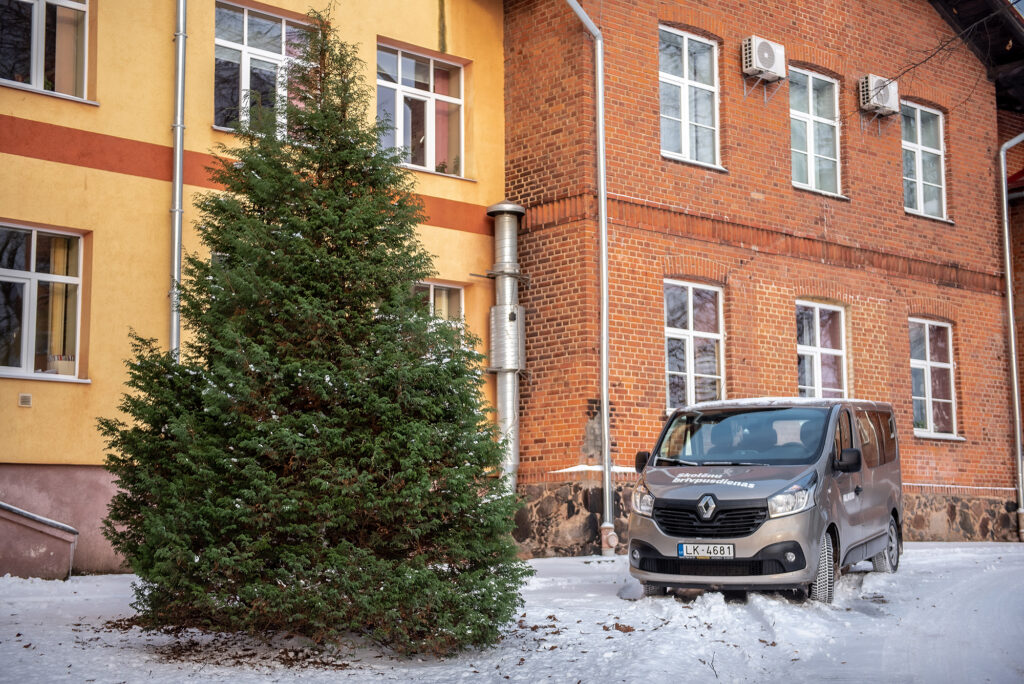 Attālināto mācību laikā Valmierā turpina brīvpusdienu piegādi skolēniem