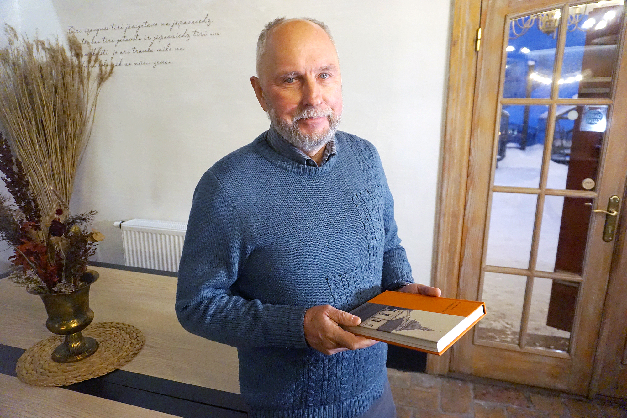 Atver Jāņa Kalnača “Valmiermuižu”