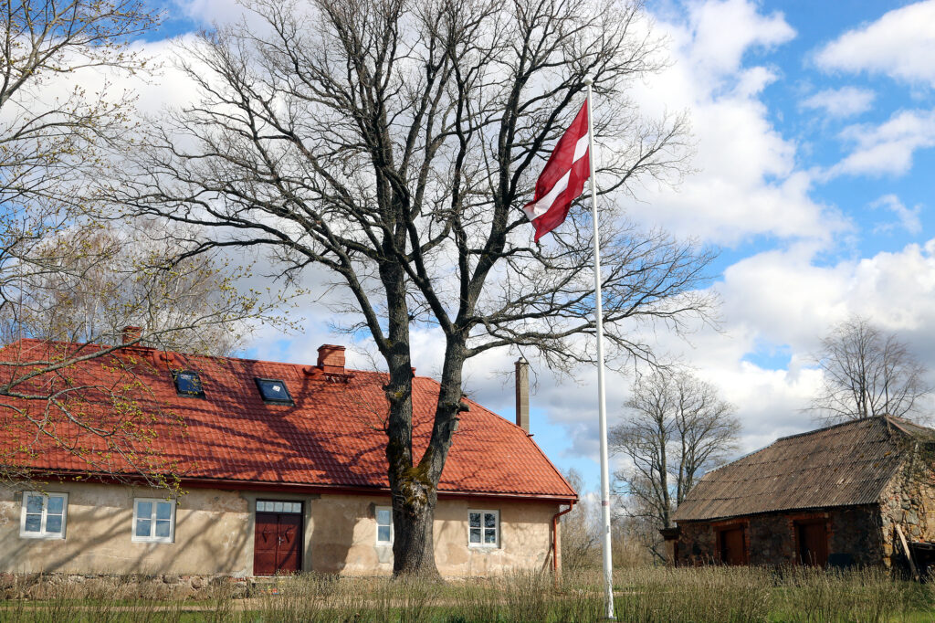 Augstā mastā  dzimtas karogu ceļot