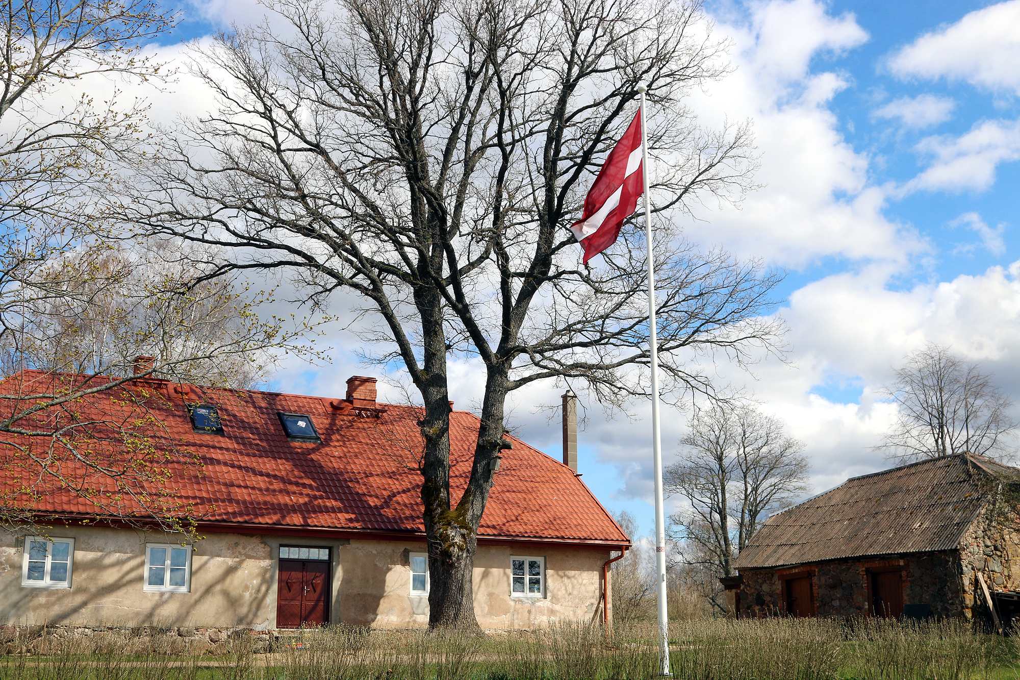 Augstā mastā  dzimtas karogu ceļot