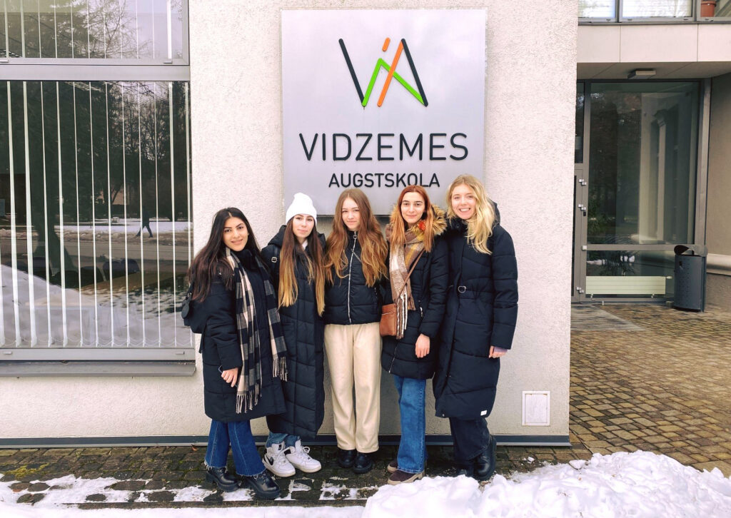 Augstskolā studentes  no Ukrainas un Armēnijas