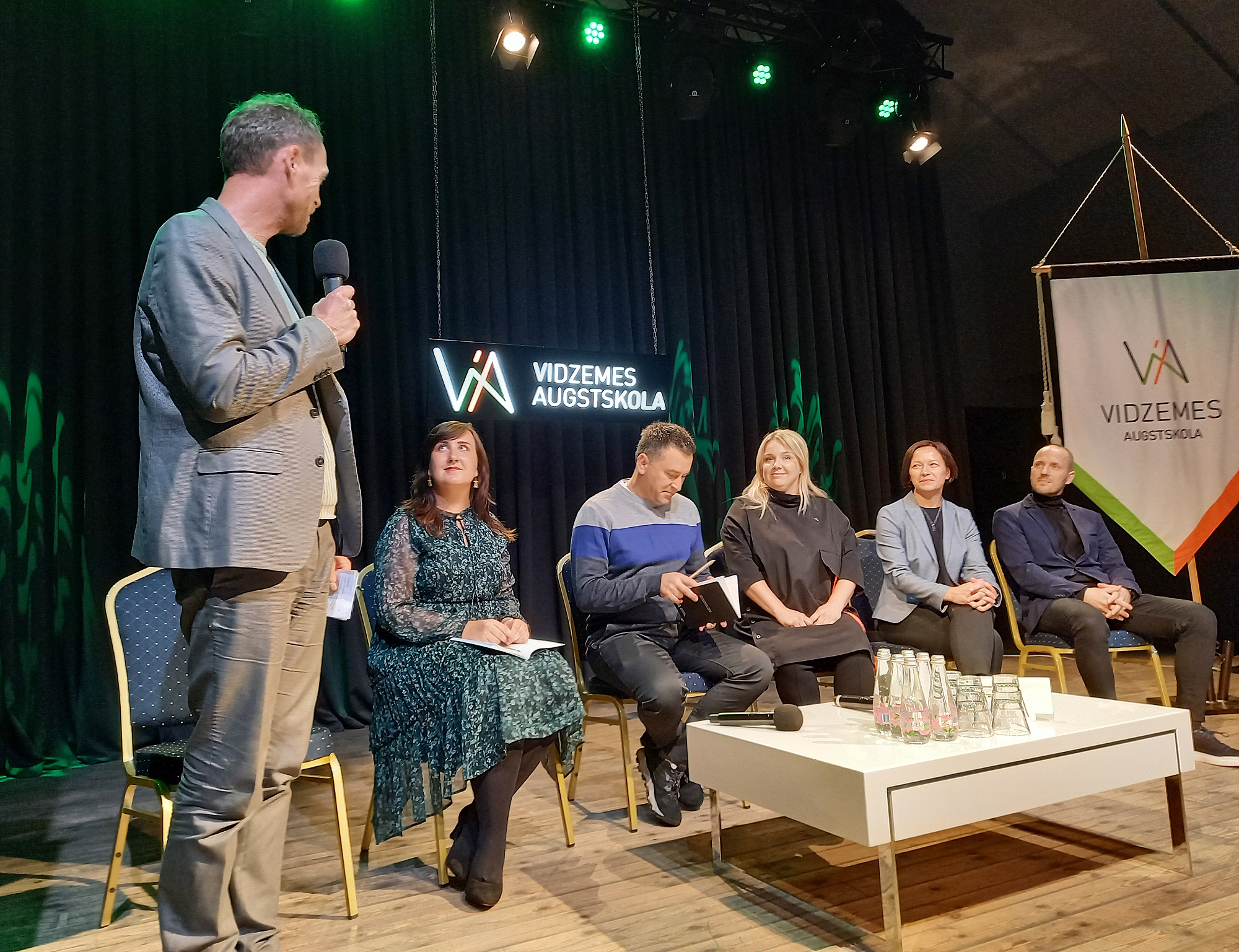 Augstskola veras nākotnē