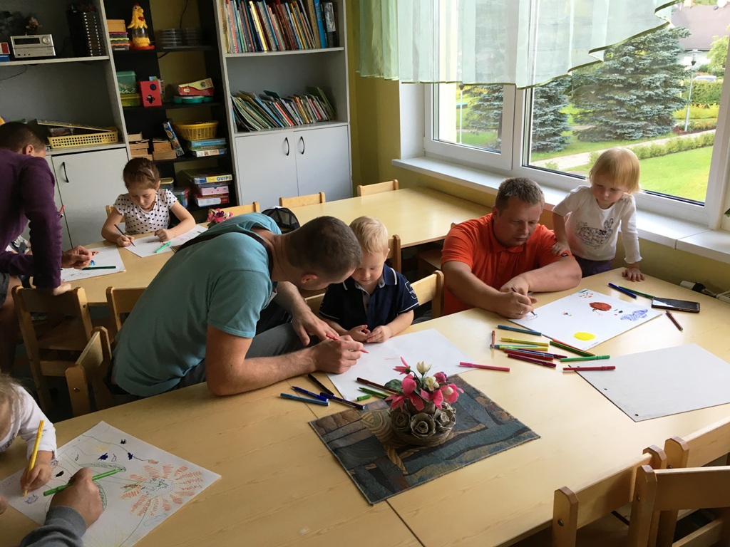 «Auseklīša» tēvi zīmē kopā ar bērniem