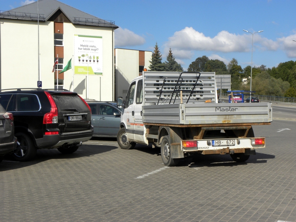 Auto stāvvietās bučojas regulāri