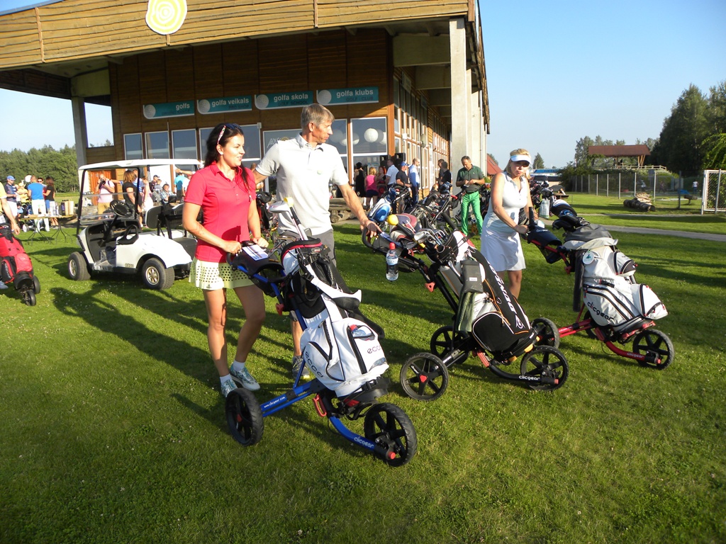 Avotos — golfs jau deviņās bedrītēs!