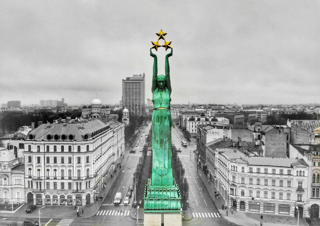 BRĪVĪBAS PIEMINEKLIM – 90