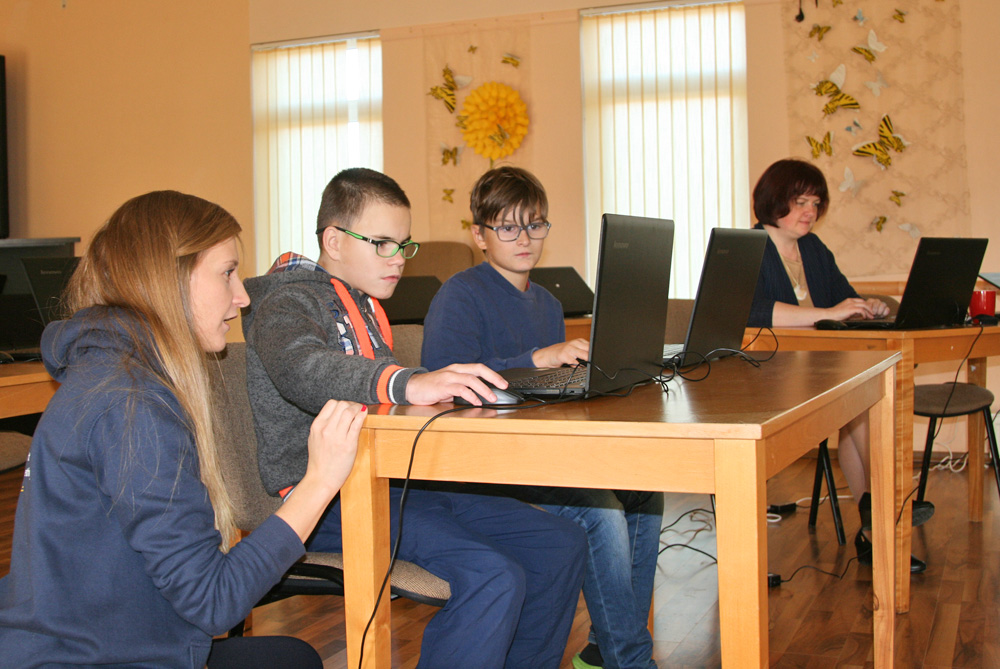 Bērni apgūst programmēšanas pamatus
