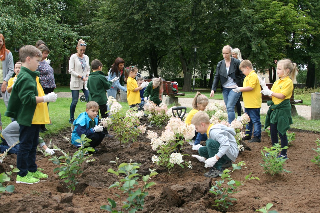 Bērni un rudens izdaiļo Valmieru