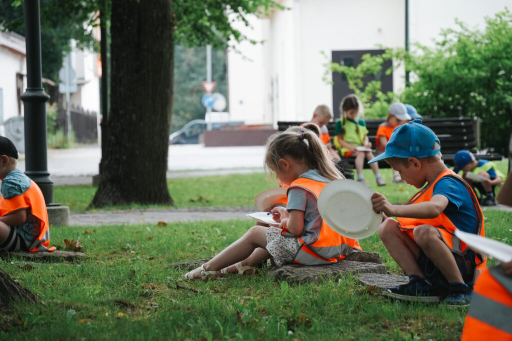 Bērnu zīmējumi un iedzīvotāju balsojums par zaļāku pilsētvidi