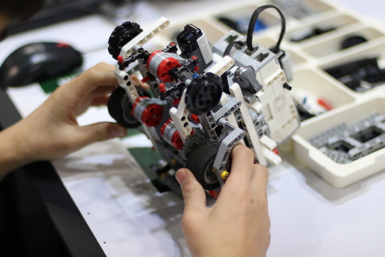 Bērnus un jauniešus aicina robotikas darbnīca