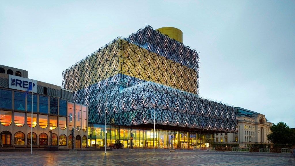 Birmingemas bibliotēka iekrāsosies sarkanbaltsarkana