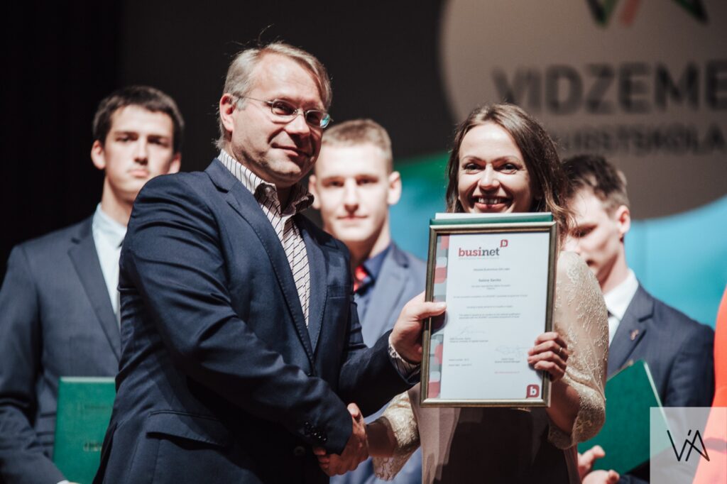 Biznesa vadības absolventi pirmo reizi saņem “Businet” diplomu