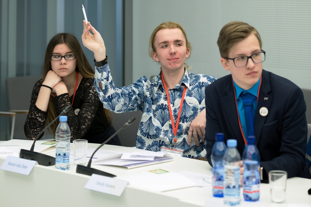 Būt «Nākotnes politiķim» – būt pagodinātam vai labam «melim»?