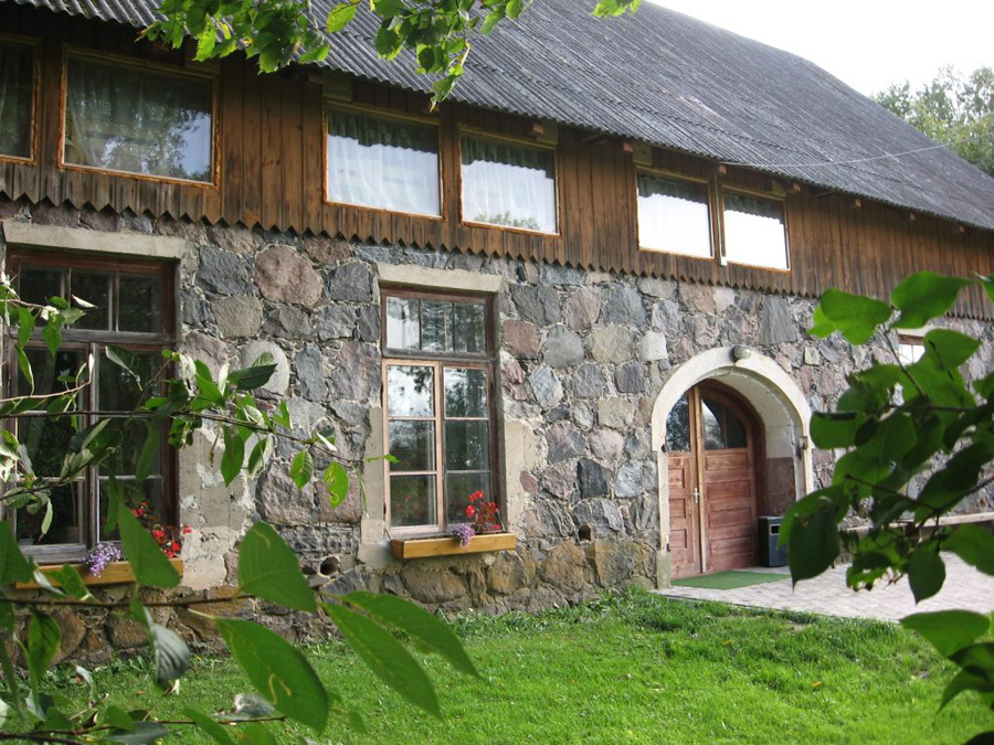 Cēluši savu laimīgo zemi