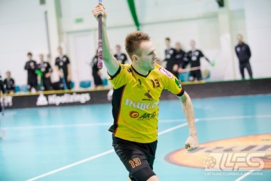 Čempioni izvirzās līderos