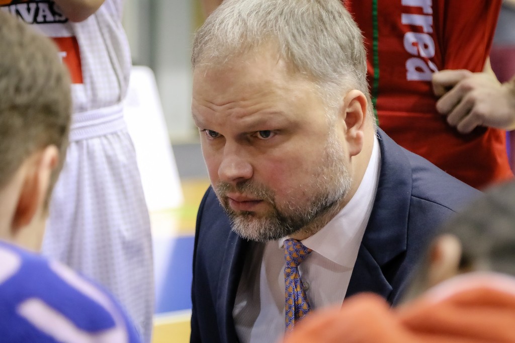 Čempionus vadīs Uvis Helmanis
