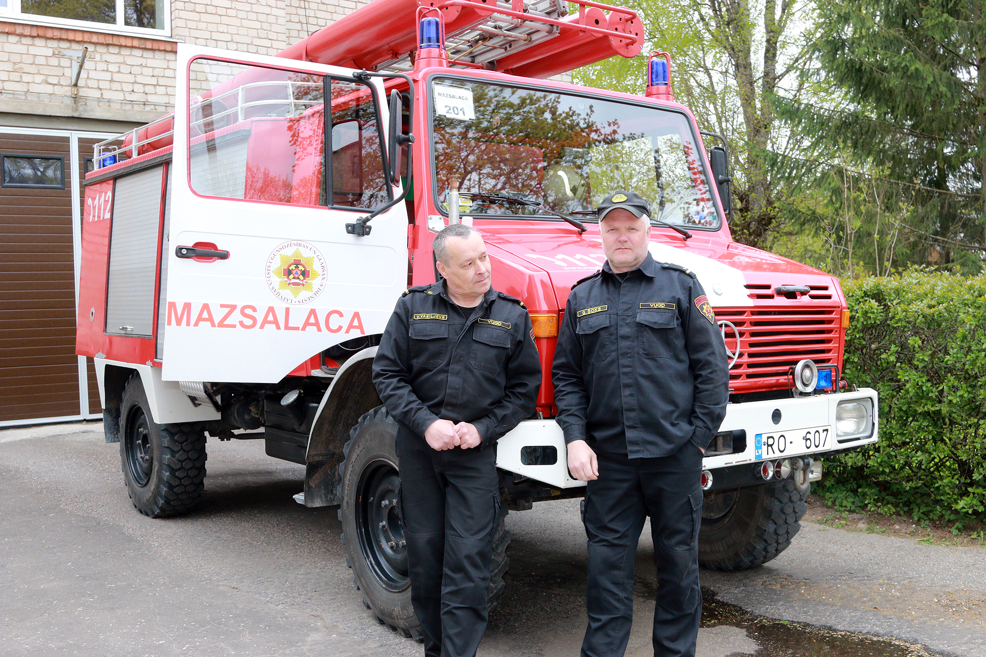 Ciemos pie Mazsalacas ugunsdzēsējiem