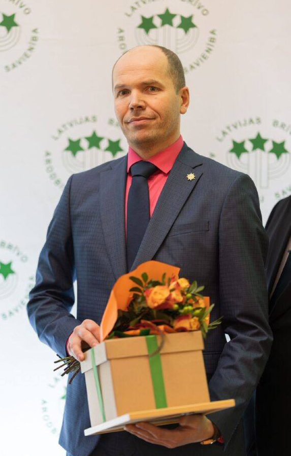 Cietuma uzraugs ar līdera tvērienu