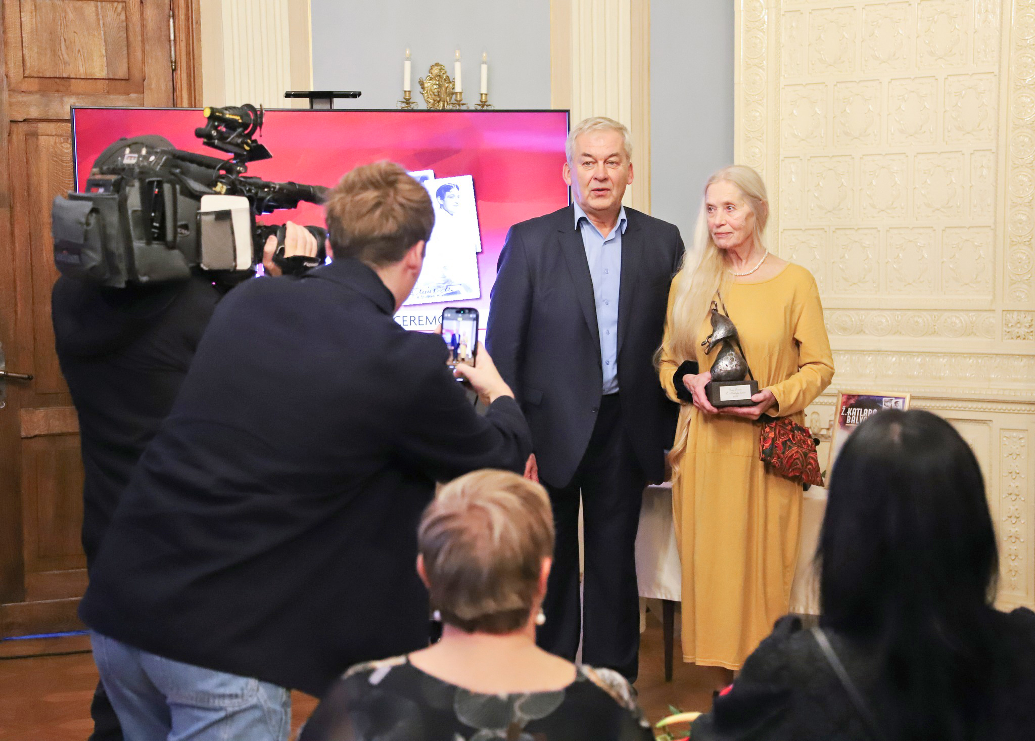 Dacei Everss pasniedz Žaņa Katlapa balvu