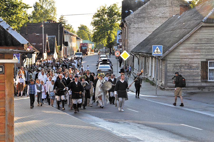 Daudzināja Zemi