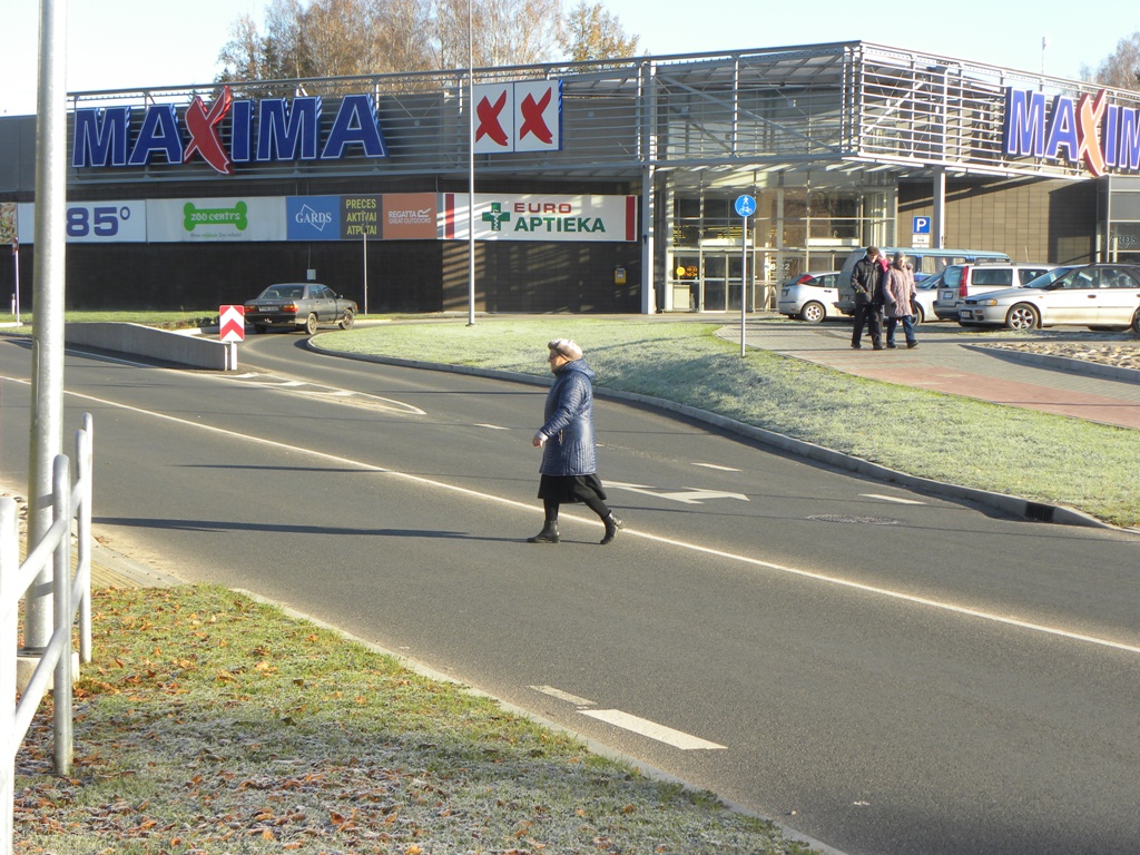 Dažas vajadzēšanas Apiņielas promenādē