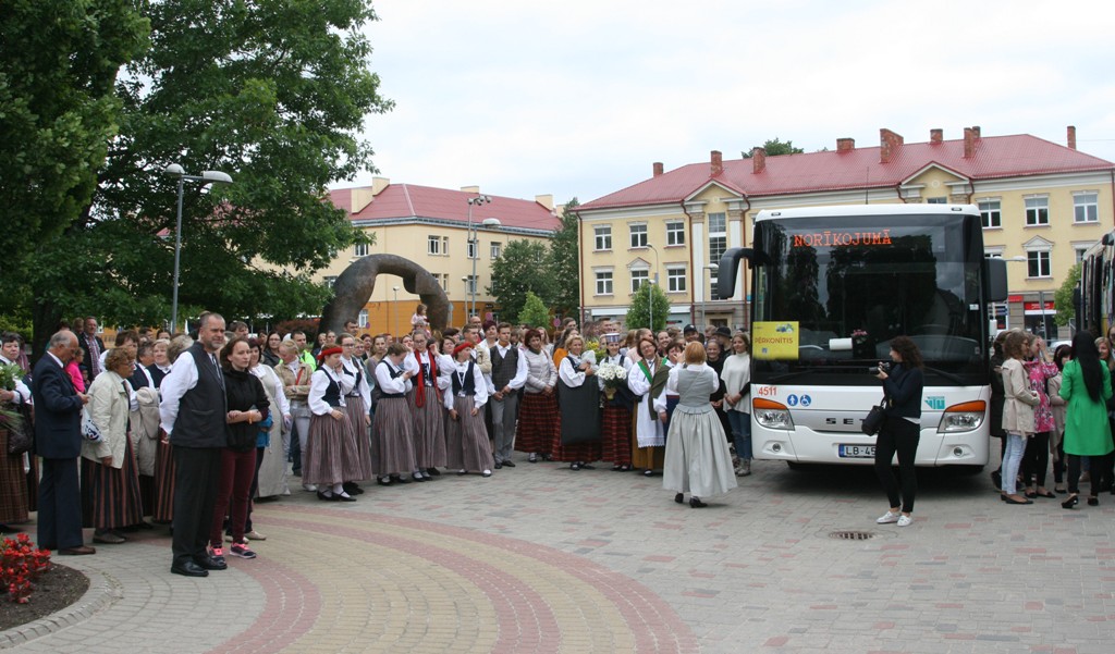 Devušies Rīgu dimdināt