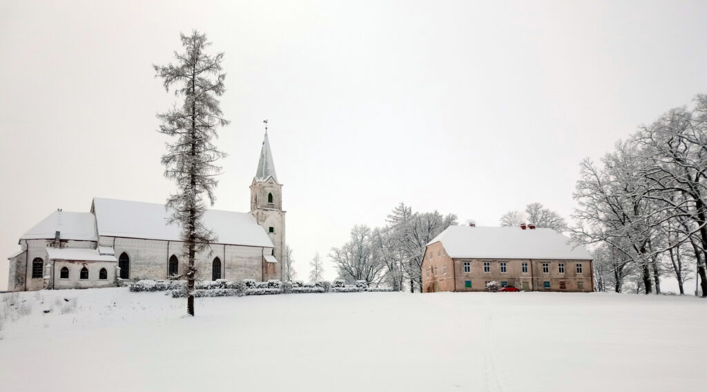 Dievnams ar staltu stāju