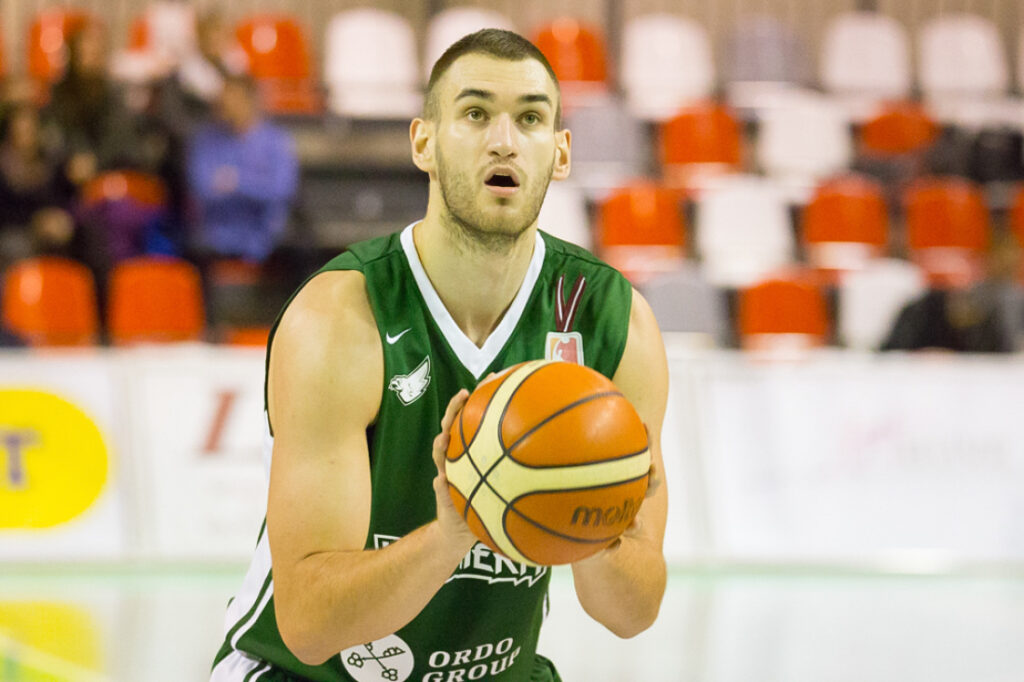 Divi dažādi zaudējumi